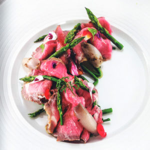 BBQ Sale per carni rosse – Roast beef con scalogno confit e asparagi